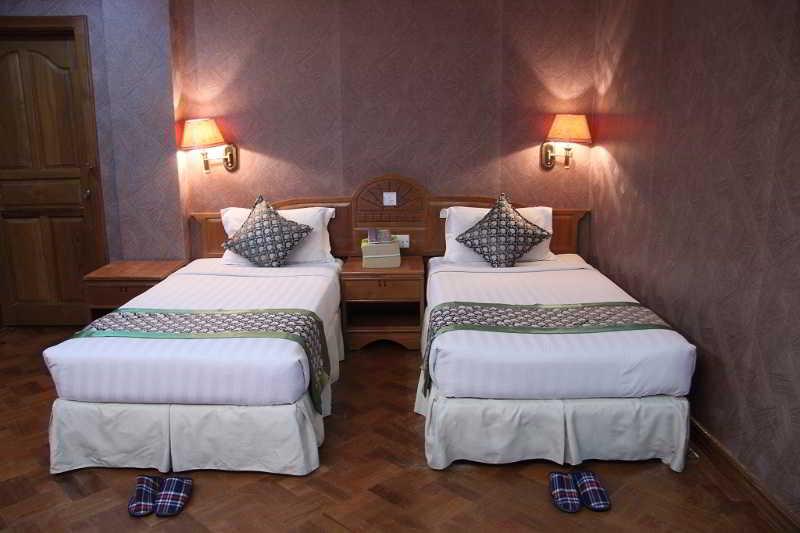 Excel Treasure Hotel Янгон Экстерьер фото